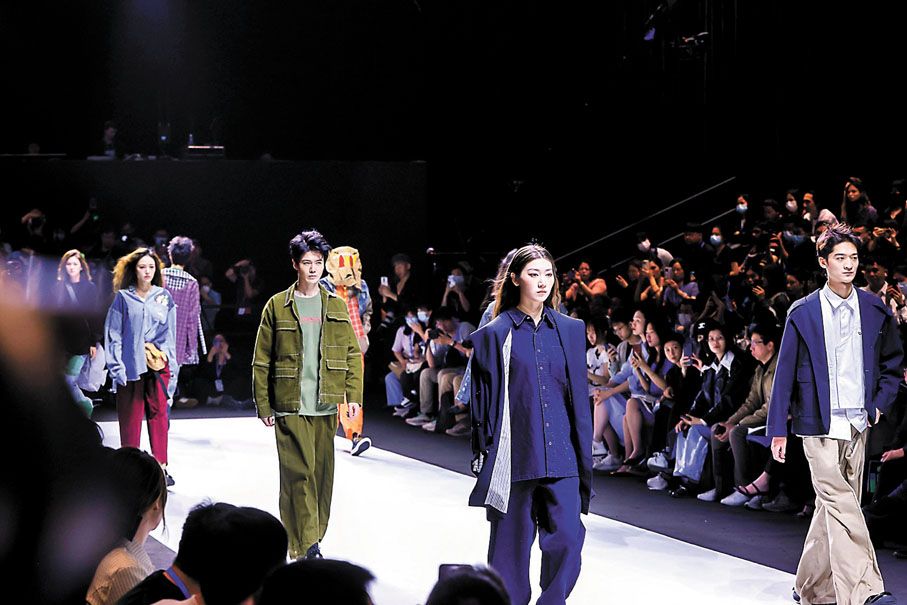 幸福?社區(qū)慶典包括由年輕時裝設計師和學生設計的「街坊時裝秀」 (1).jpeg