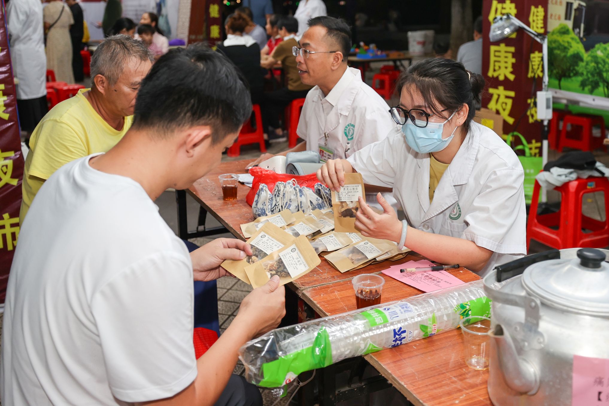 3.醫(yī)生在給市民講解中藥茶包(容縣融媒體中心 供圖).jpg