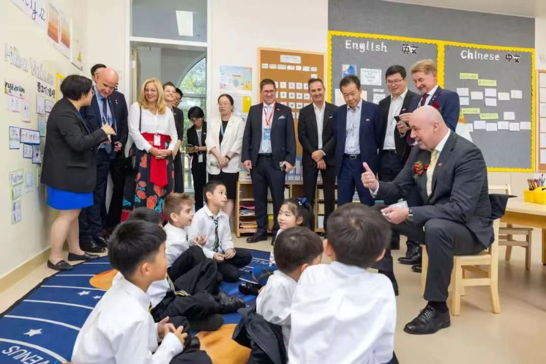 圖2：10月11日，奧地利韋爾斯市代表團(tuán)在蘇錫通園區(qū)惠立學(xué)校參觀。.jpg
