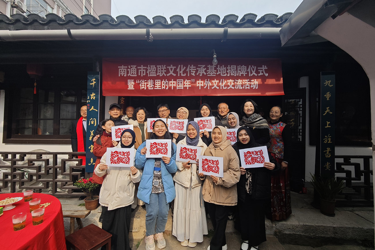 圖3：外國友人在南通市楹聯(lián)文化傳承基地收穫蛇年剪紙。.jpg