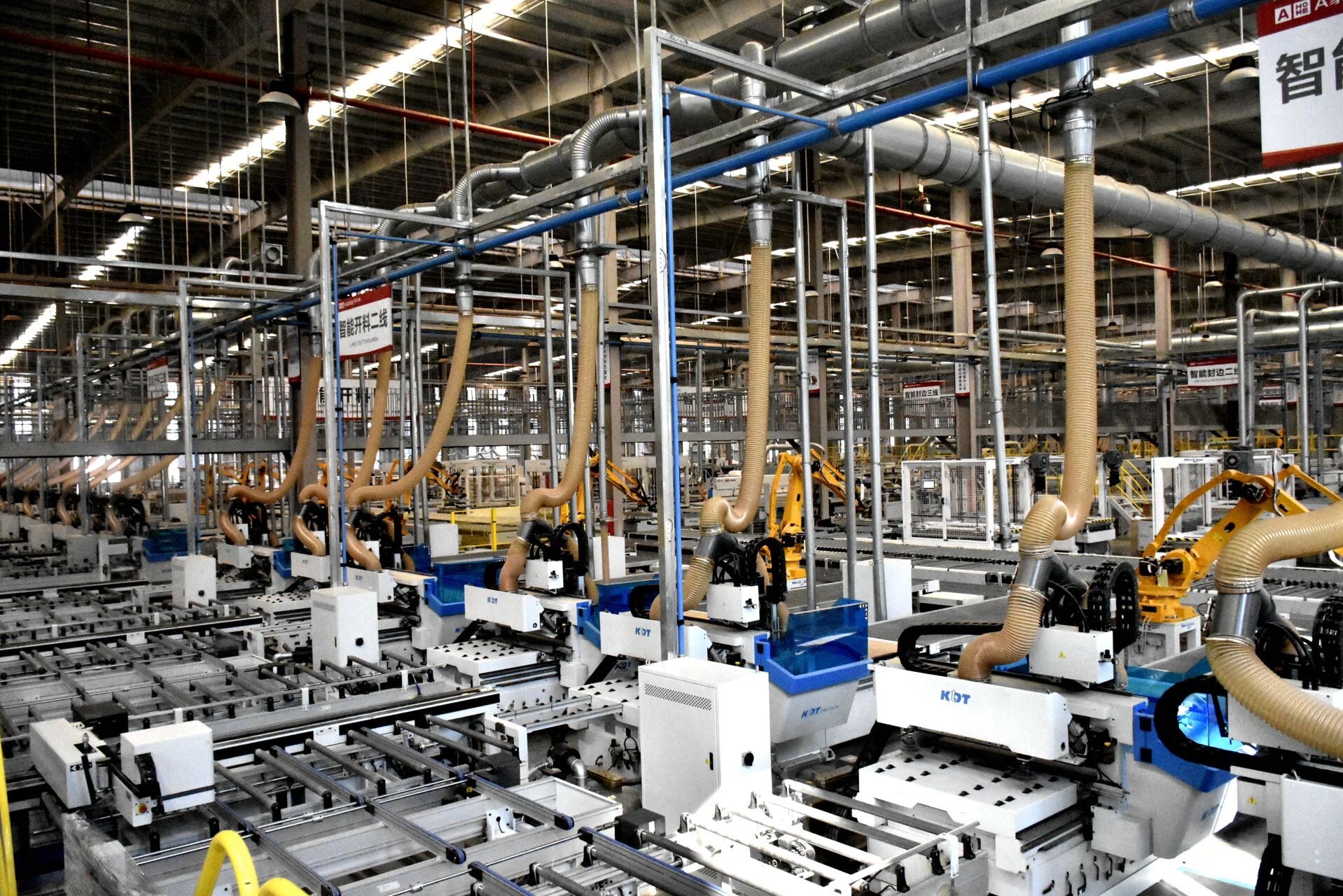 配圖1:自動(dòng)化設(shè)備正在進(jìn)行開(kāi)料作業(yè) 張欣苑 攝.jpg