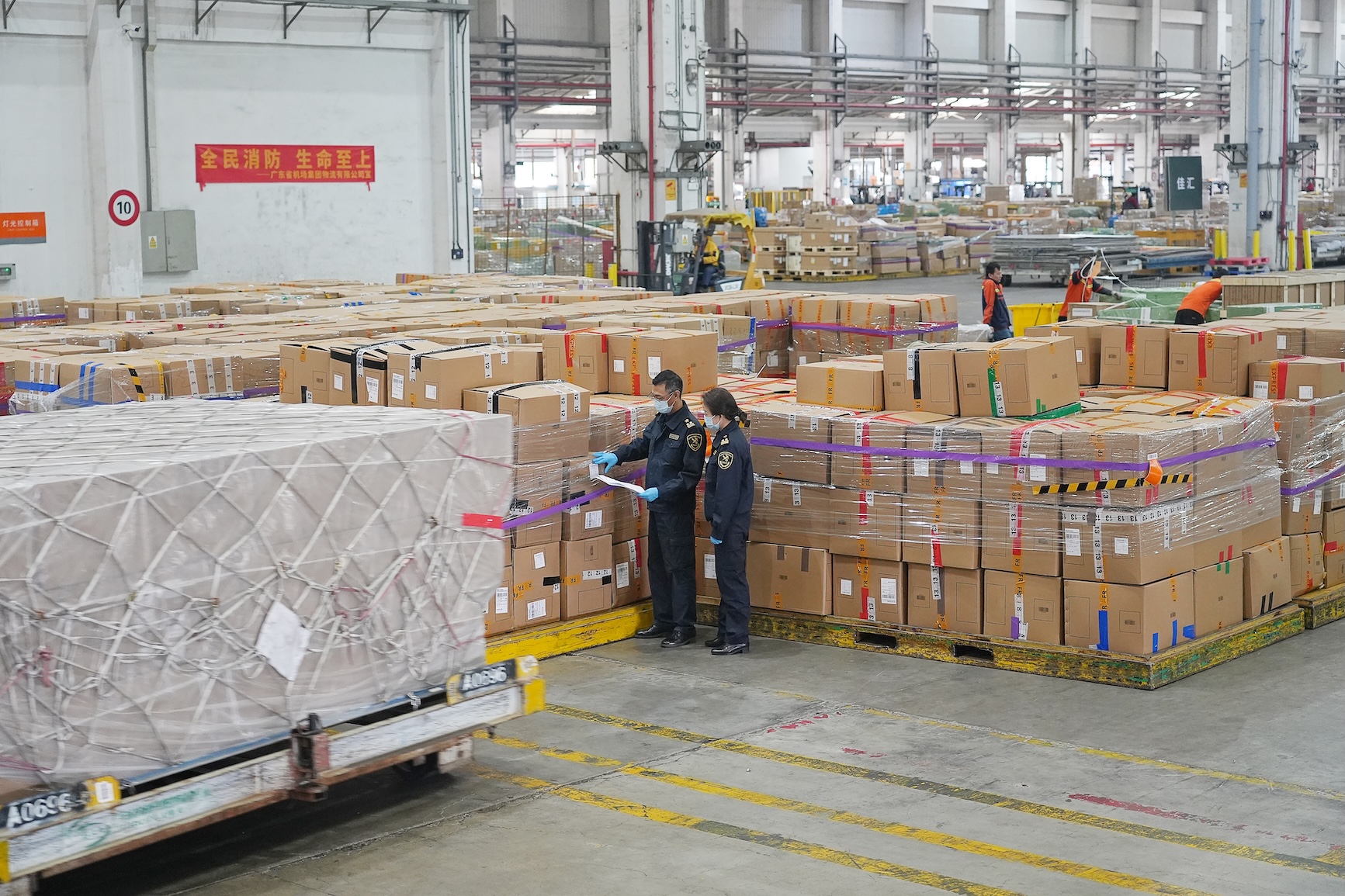 廣州海關(guān)所屬?gòu)V州白雲(yún)機(jī)場(chǎng)海關(guān)關(guān)員對(duì)進(jìn)出口貨物開(kāi)展巡倉(cāng)監(jiān)管.jpg