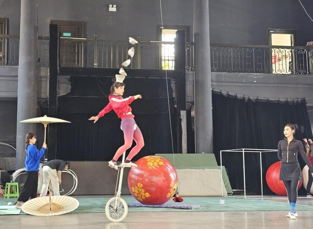 圖說(shuō)一 國(guó)家一級(jí)演員高源“大球高車踢碗”，解構(gòu)東方美學(xué)的動(dòng)態(tài)方程式.jpg