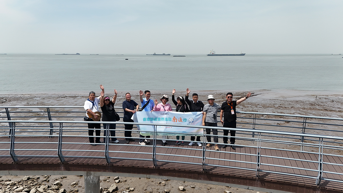 圖2：香港旅遊業(yè)界高層一行在五山地區(qū)濱江片區(qū)考察。.jpg
