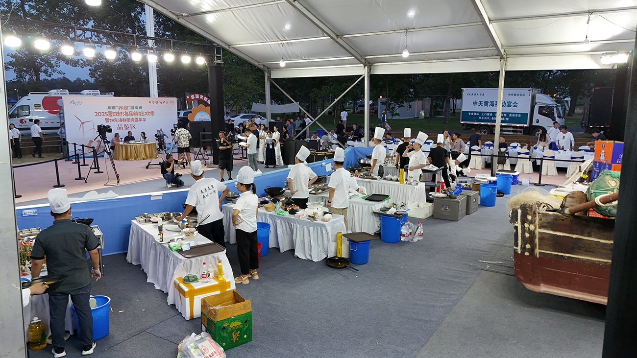 圖2：七支如東本土餐飲團(tuán)隊(duì)同臺競技，以文蛤、竹蟶、鯧魚、泥螺、黃魚、梭子蟹六種本地特色海鮮食材，現(xiàn)場烹製風(fēng)味各異的佳餚。.jpg