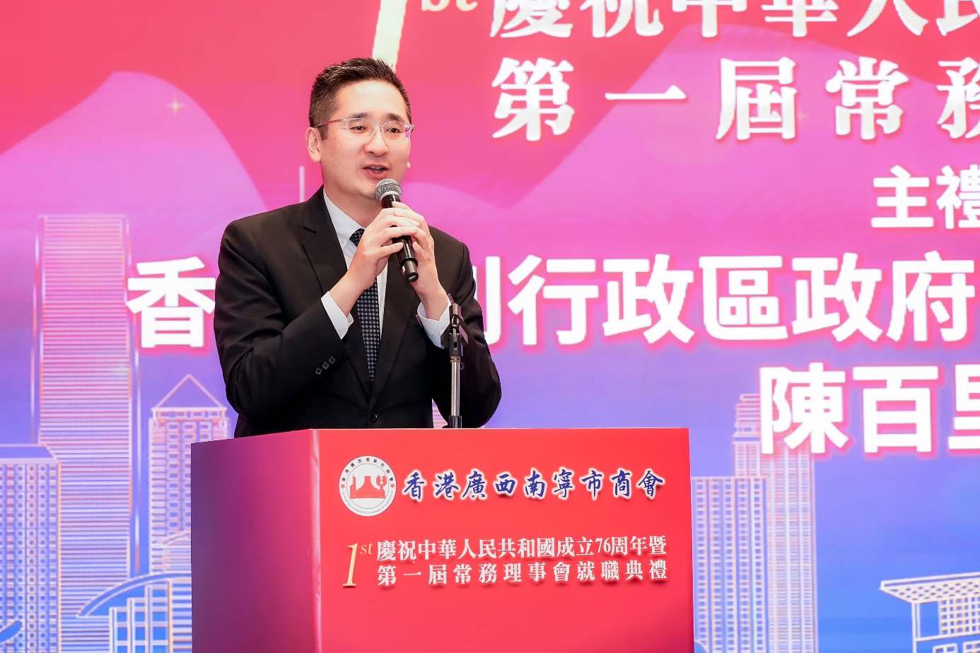 3、特區(qū)政府商務(wù)及經(jīng)濟(jì)發(fā)展局副局長陳百里致辭（商會供圖）.jpg