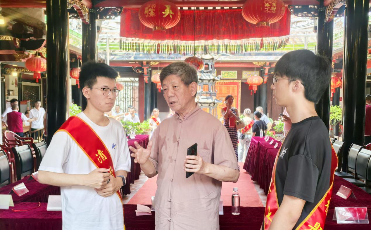 圖二：彭林教授（中）與獲獎(jiǎng)學(xué)子交流（吳為財(cái) 攝）.jpg