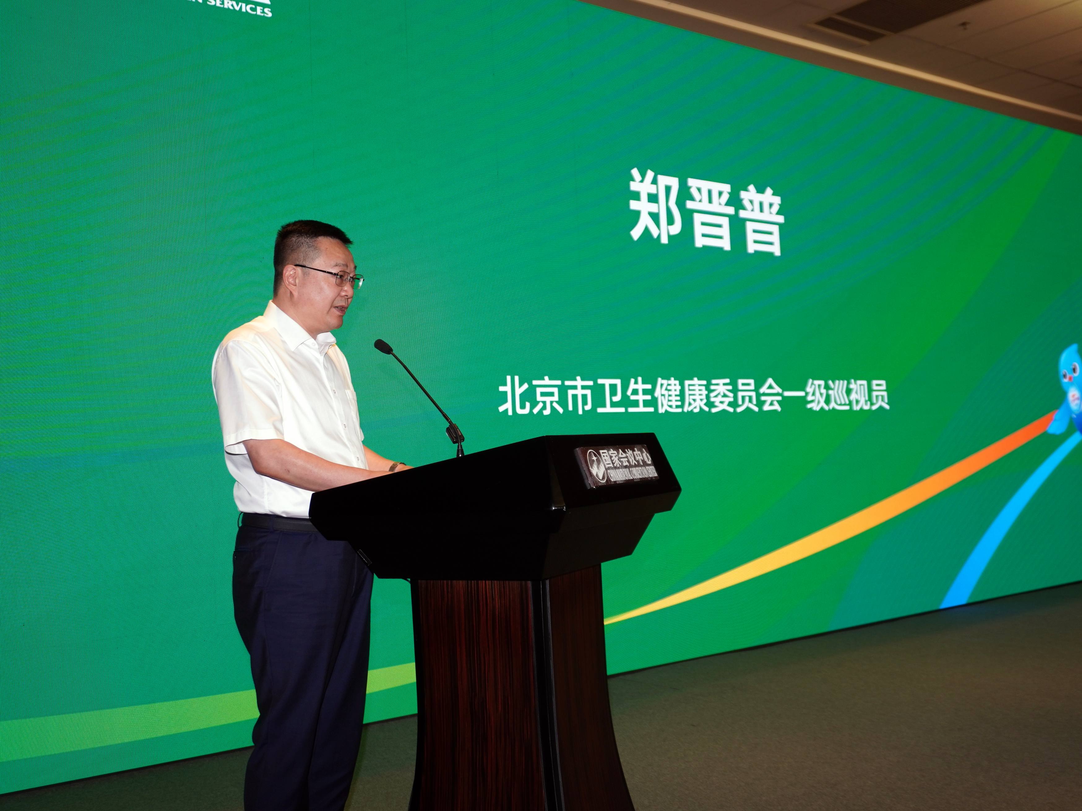 圖片2：北京市衛(wèi)生健康委員會(huì)一級(jí)巡視員鄭晉普介紹專題展設(shè)置情況.jpg