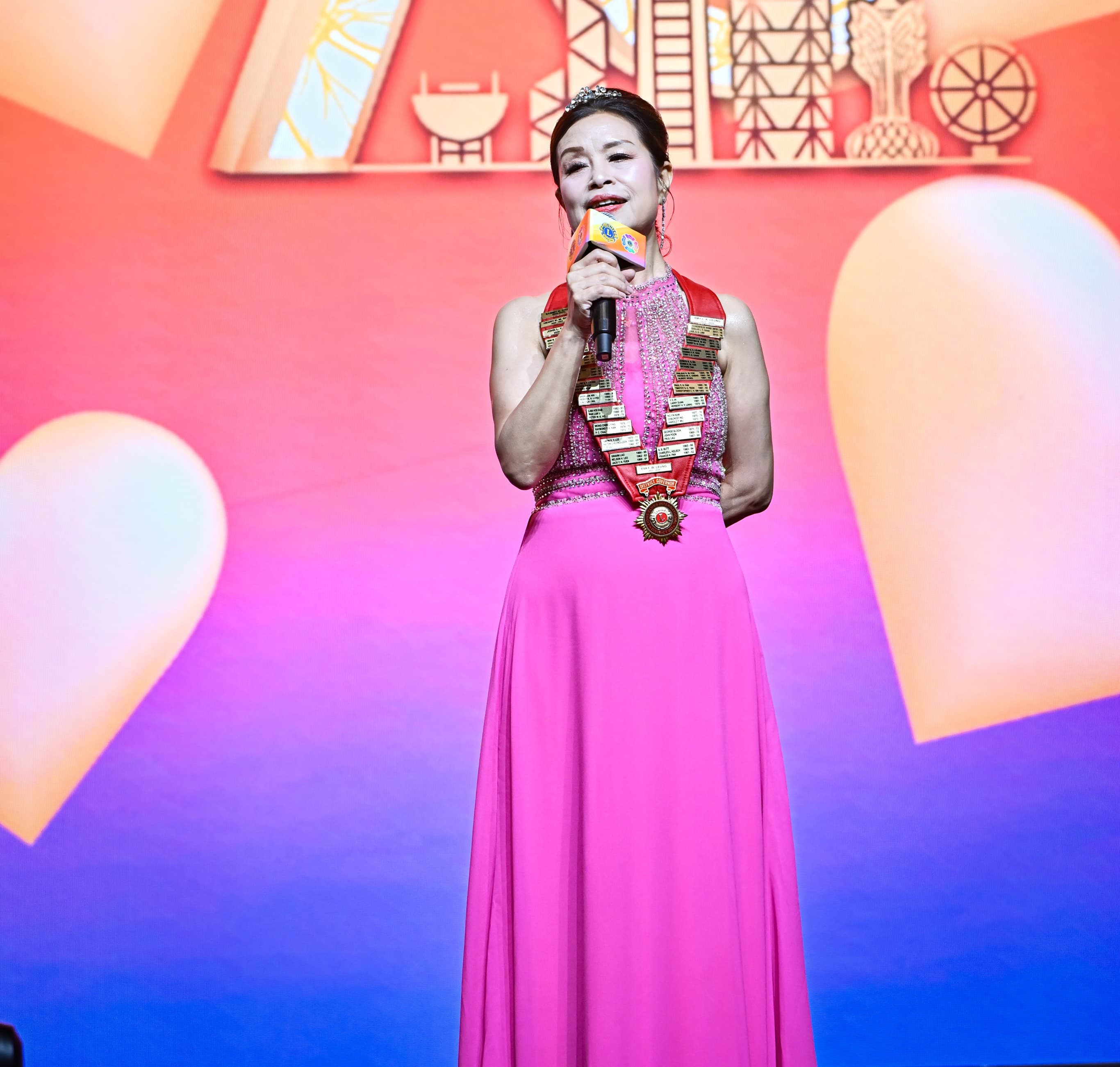 國際獅子會中國港澳303區(qū)總監(jiān)梁鳳華總監(jiān)呼籲獅友發(fā)揮愛心無界限, 服務(wù)成習(xí)慣精神, 全心服.jpg