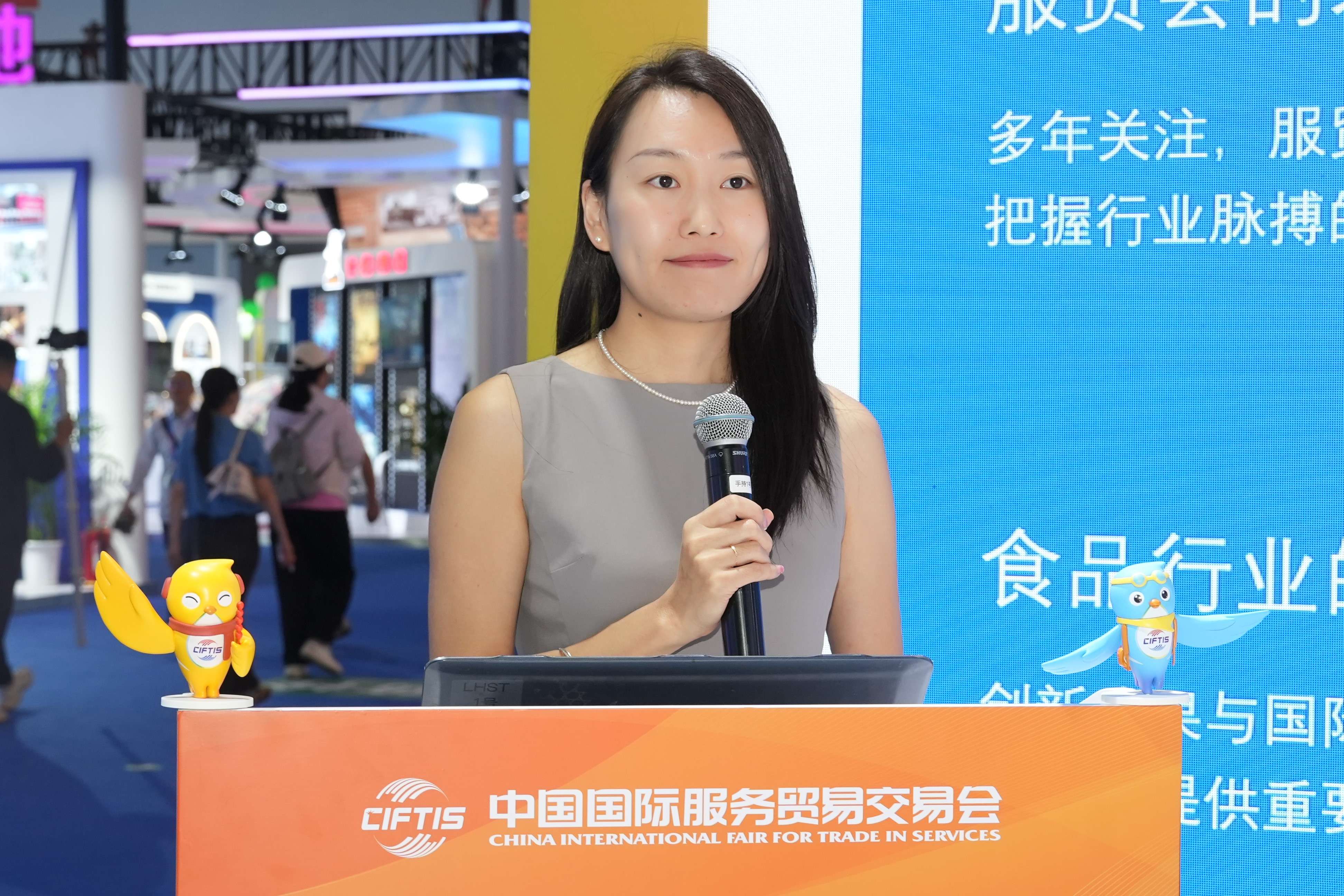 圖片3 北京豐收國際貿(mào)易有限公司副總經(jīng)理衣月以“深耕貿(mào)易沃土，共築合作新篇”為主題展開分享.jpg