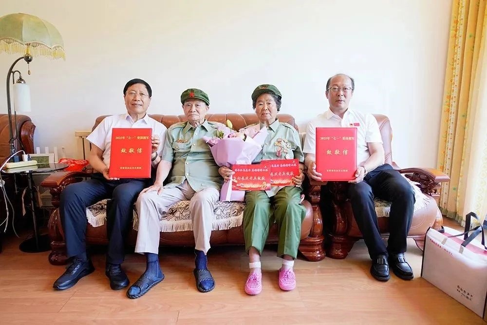 圖說一：看望（95歲）解放戰(zhàn)爭老兵方永、（91歲）抗美援朝老兵吳月華夫婦.jpg