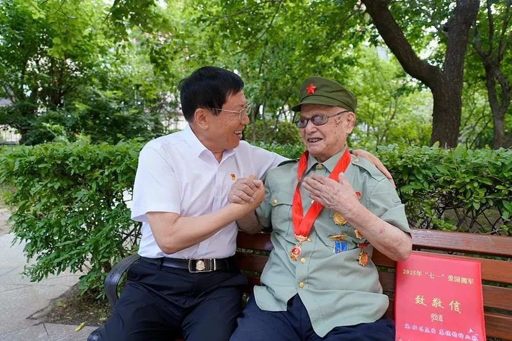 圖說二：看望抗戰(zhàn)老兵 孟繁德（98歲）.jpg