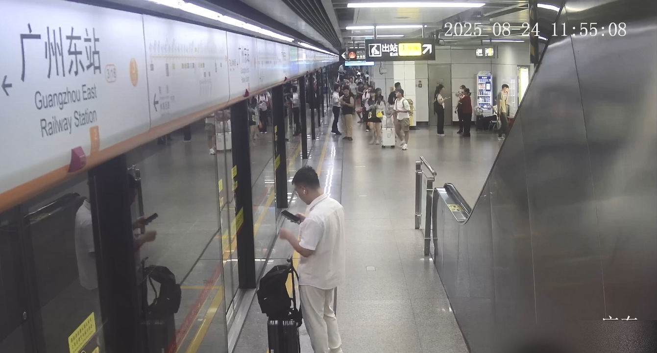 乘客與母親在地鐵廣州東站站臺(tái)匯合-視頻截圖.jpg