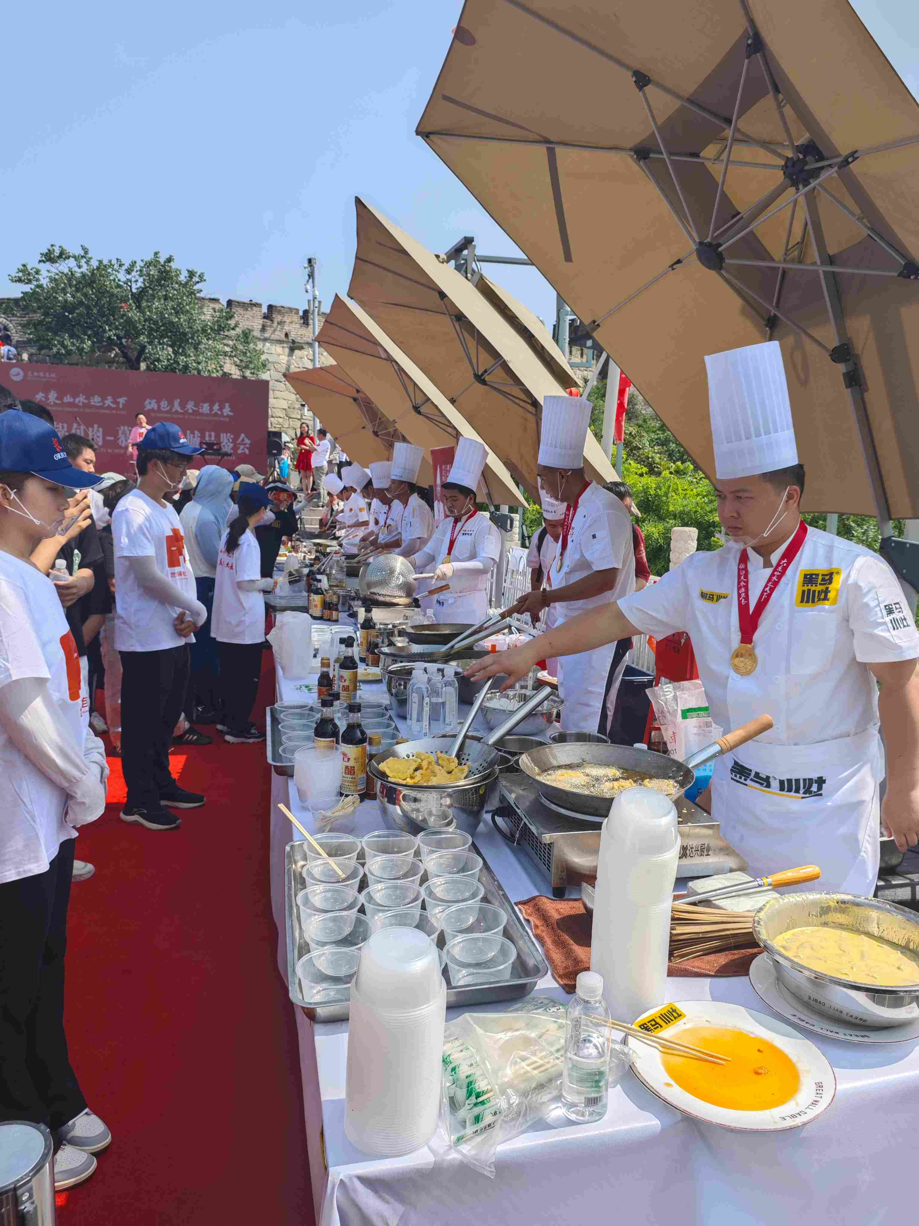 圖說二：2024年7月，以「大東山水迎天下?鍋包美譽(yù)源久長(zhǎng)」為主題的世界鍋包肉大賽登陸慕田峪長(zhǎng)城.jpg