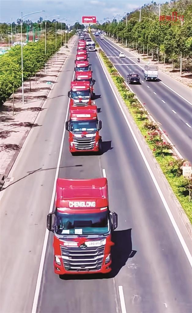 2、越南公路上行駛的乘龍卡車(chē)。（資料圖 圖源東風(fēng)柳汽）.jpg