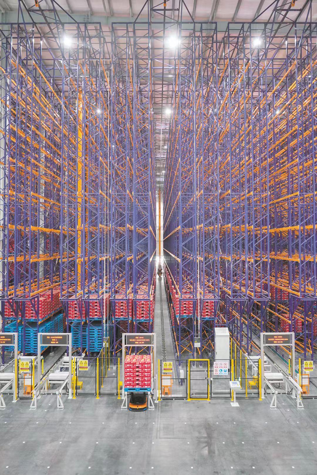 2、在天絲紅牛（廣西）飲料有限公司的倉庫內(nèi)，智能機(jī)械人正在搬運貨物。 （陳麒元 攝）.jpg