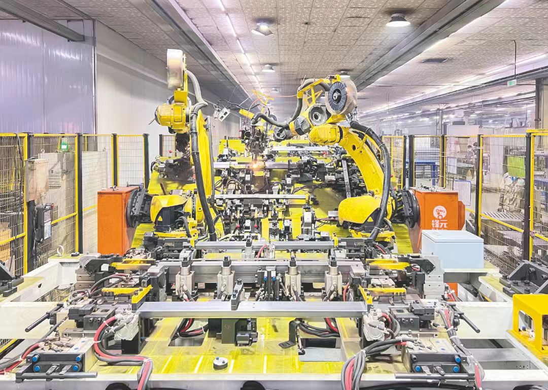 4、廣西金巨石新能源科技有限公司智能化生產(chǎn)車間里，機(jī)器人正在進(jìn)行精密焊接。潘浩 攝.jpg