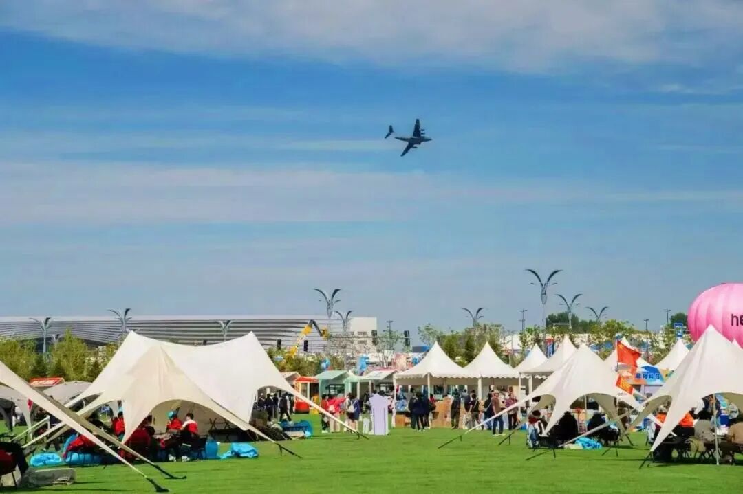 圖說三：頭頂戰(zhàn)機呼嘯而過，腳下草坪歡聲笑語.jpg