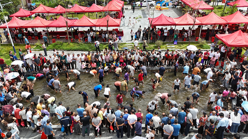 圖三:圖為抓活魚活動現(xiàn)場 賀州市融媒體中心供圖.png