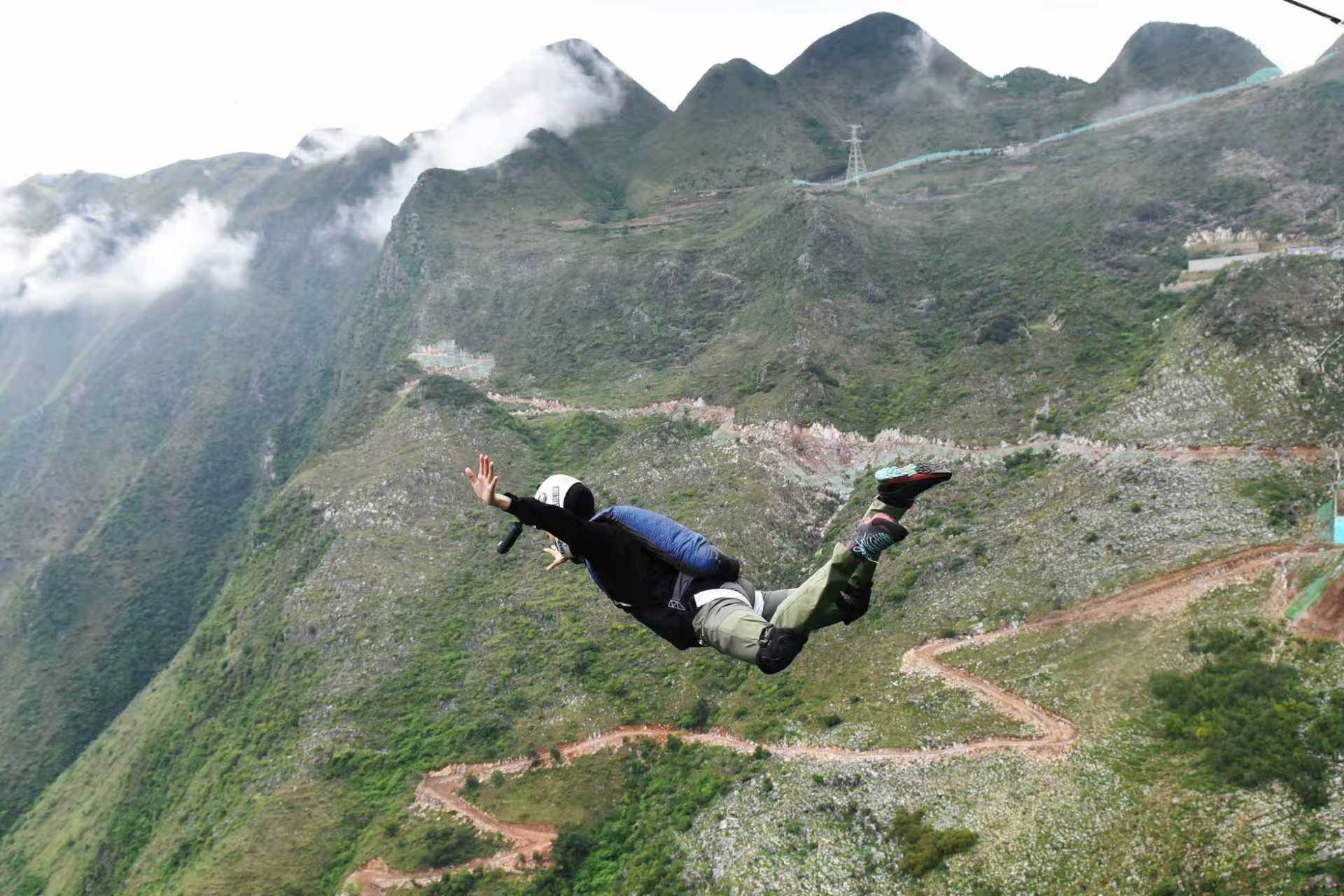 圖2：從“云端”俯沖掠過“地球裂縫”花江大峽谷.jpg