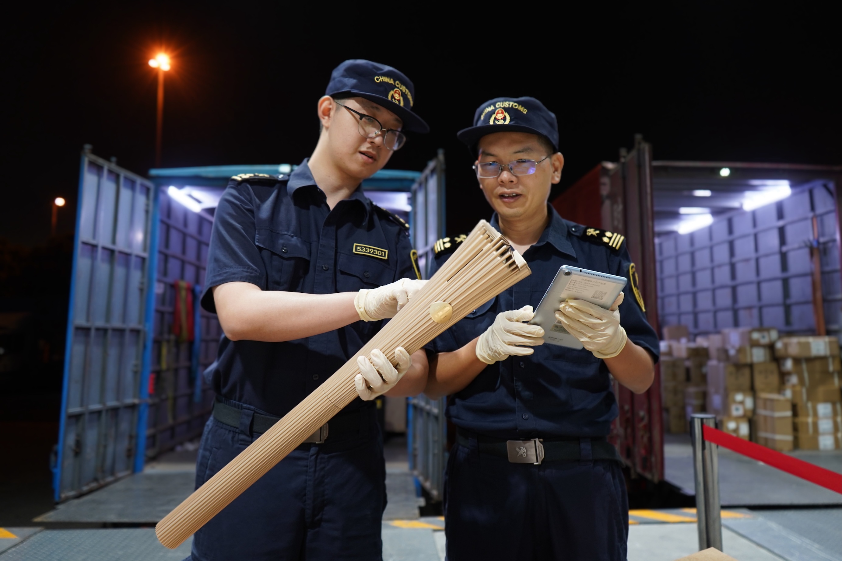 10月20日夜，深圳海關(guān)全力保障十五運和殘?zhí)貖W會香港賽區(qū)火炬物資通關(guān).jpg