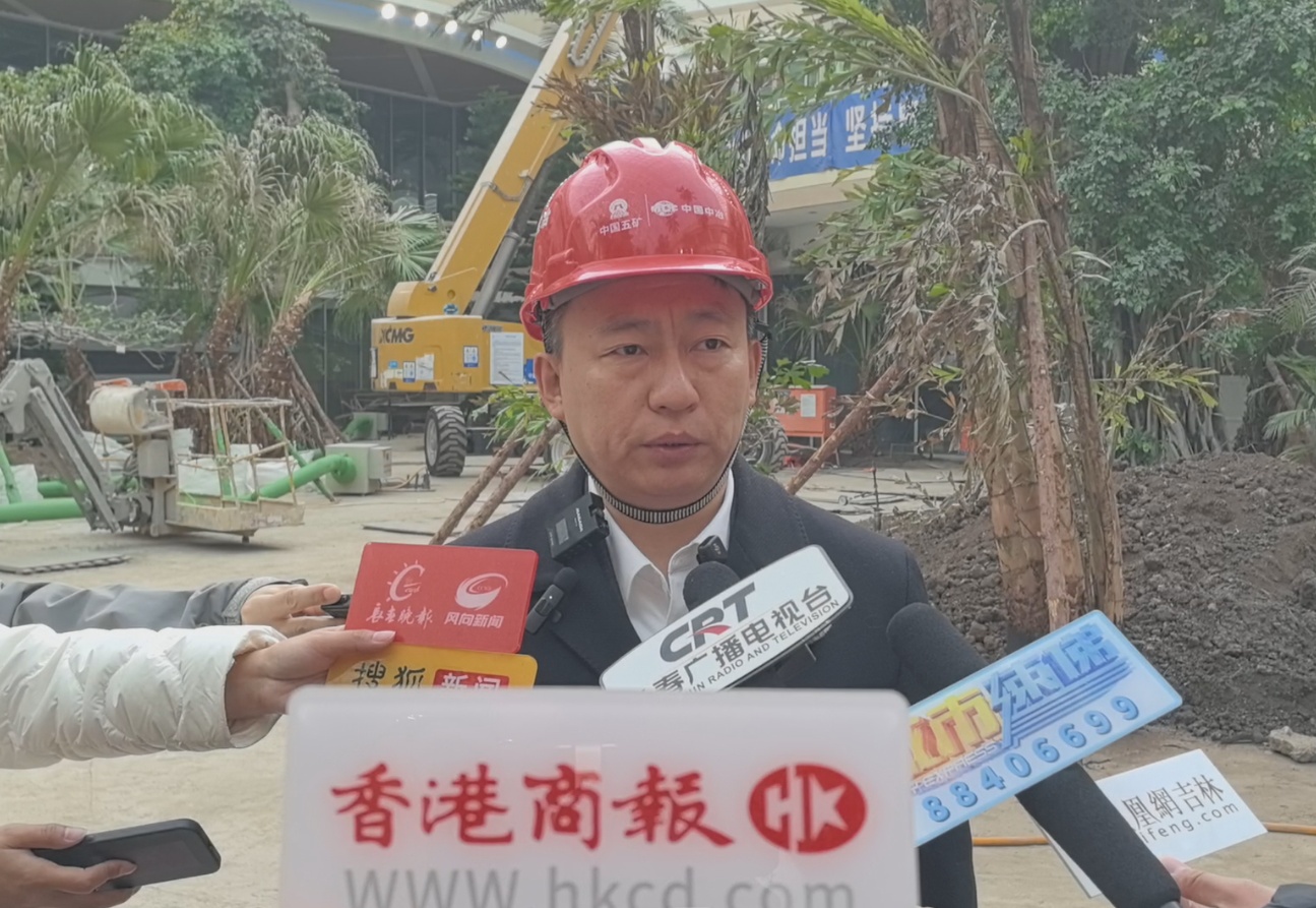 圖說三:長春淨月高新區(qū)商務局局長 軒大鵬接受採訪.jpg